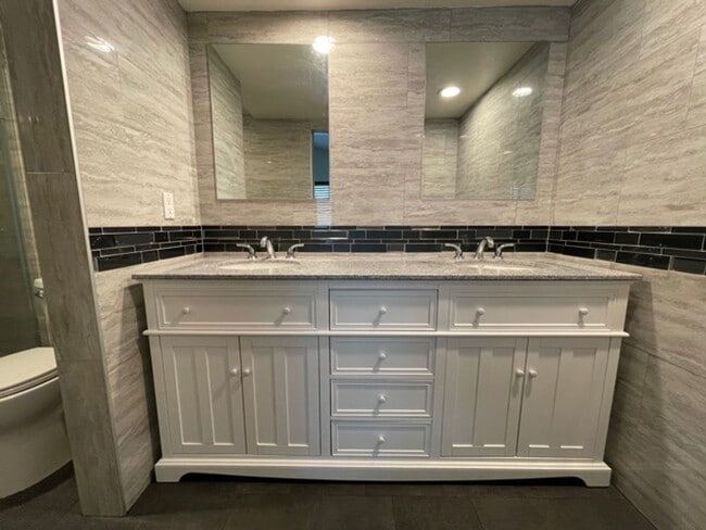 Building Photo - BEAUTIFUL 4 BEDROOM + 3 BATHROOM HOUSE IN SANTA CLARITA AVAILABLE NOW!