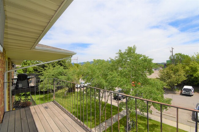 Building Photo - Top Floor Two Bedroom! Great Cental Location