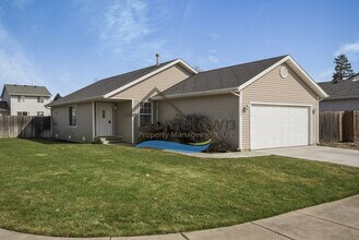 Building Photo - Spacious 3 Bedroom 2 bath Corner Lot Home with Private Fenced Backyard