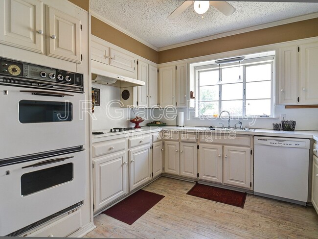 Building Photo - 1308 White River Dr