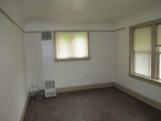 Building Photo - 3112 W. Glendale Ave - 1 Bedroom Lower