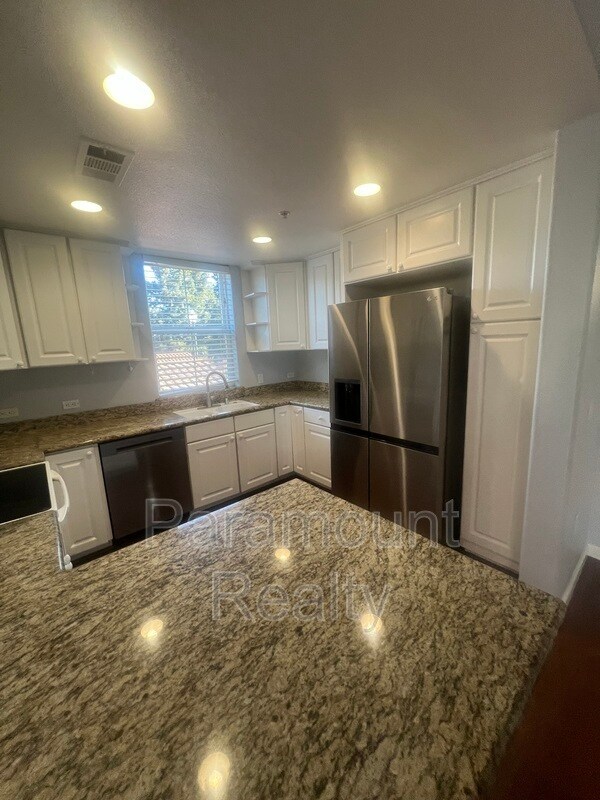 Building Photo - 700 S Abel St