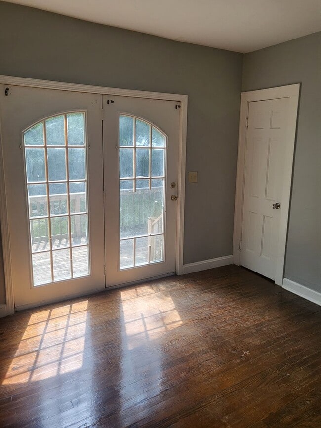 Building Photo - Charming 4-Bedroom Home with Sunroom, Fenc...