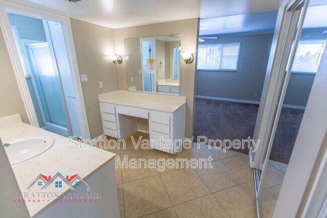 Building Photo - 704 E La Jolla Dr