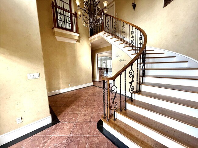 Building Photo - 1631 S Persimmon St