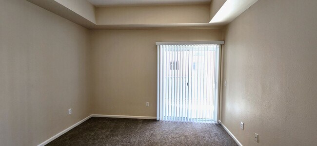 Building Photo - 2 Bedroom recently painted 2nd Floor Condo in Guard Gated Park Avenue!