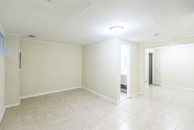 Building Photo - 5170 Clacton Ave