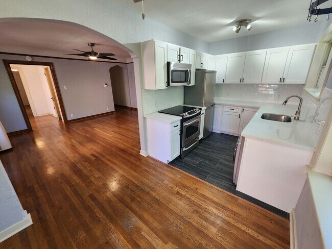 Building Photo - Queen's Court | A/C + Den | Renovated Kitc...
