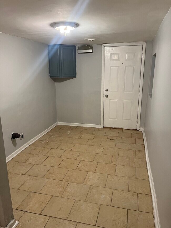 Building Photo - 4039 W Wilcox St