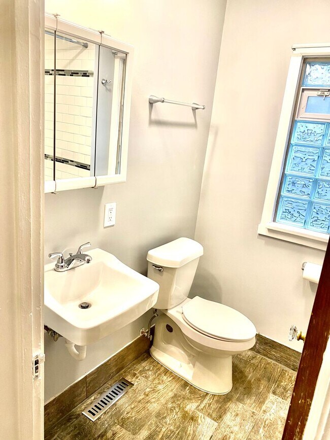 Building Photo - 60 Bridgeman St