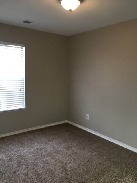 Bedroom 2 - 404 S Texas Dr