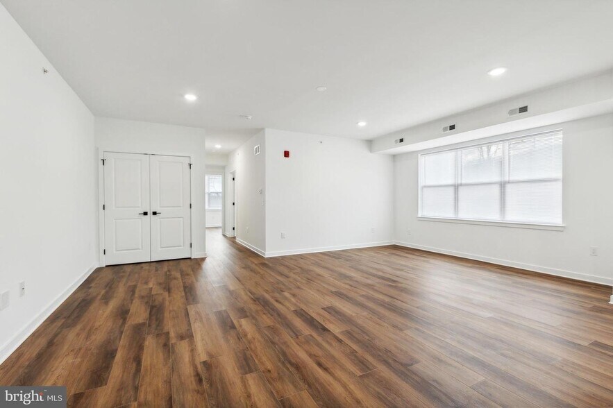 Building Photo - 905 Forest Ln