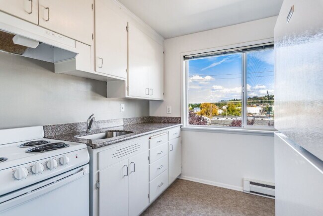 Building Photo - 3471 6th Ave W