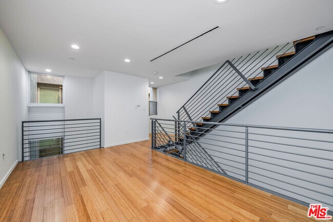 Building Photo - 1220 N Orange Grove Ave