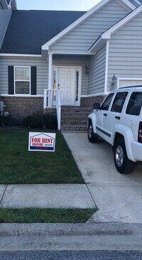 Building Photo - 3 bedrooms 2 1/2 bath Townhome