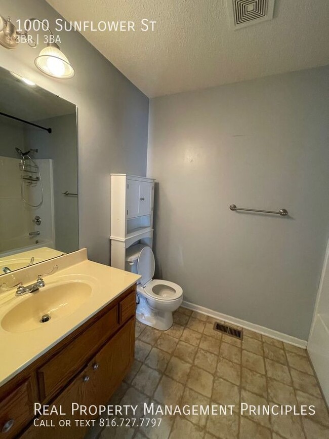 Building Photo - Recently Renovated 3 Bedroom, 3 Bathroom R...