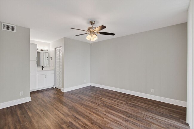 Building Photo - ONE BEDROOM ONE BATHROOM WITH LAKE VIEW!!!