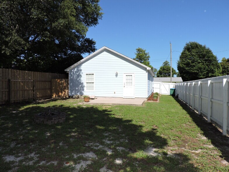 Building Photo - 121 Half Acre Ln