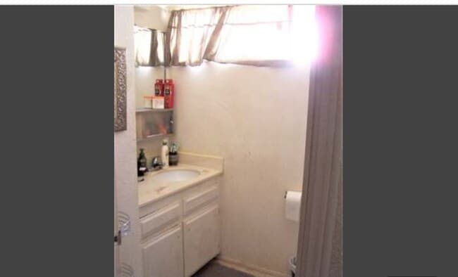 Bath 1 - 1173 S Buena Vista St