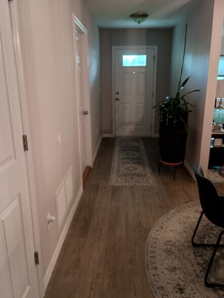 Building Photo - 5527 Oriole Ave