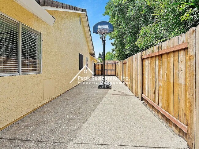 Building Photo - Updated 4bd/2ba Folsom Home with 3 Car Gar...