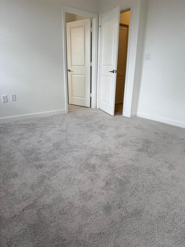 Building Photo - 2573 SE 25th Ter