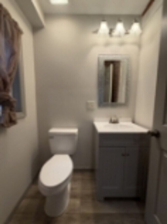 Building Photo - AVAILABLE FOR SHOWING !!! 4BR / 1.5BA.