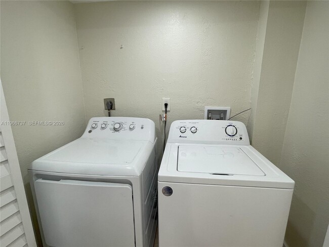 Building Photo - 2202 San Remo Cir