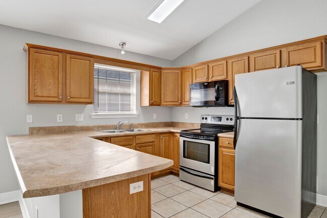 Building Photo - Modern Home Tucked in Neighborhood less th...