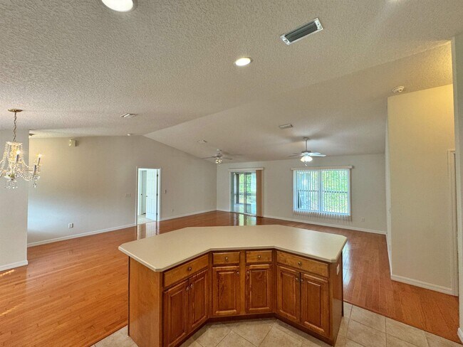 Building Photo - 932 Delcie Dr