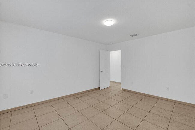 Building Photo - 2747 SW 17th St