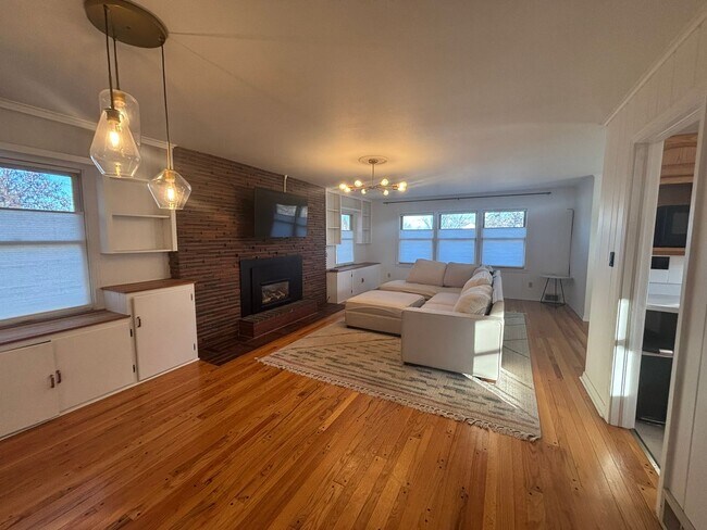 Building Photo - 3 BED | 1.5 BATH | SPACIOUS HOME | CENTRAL