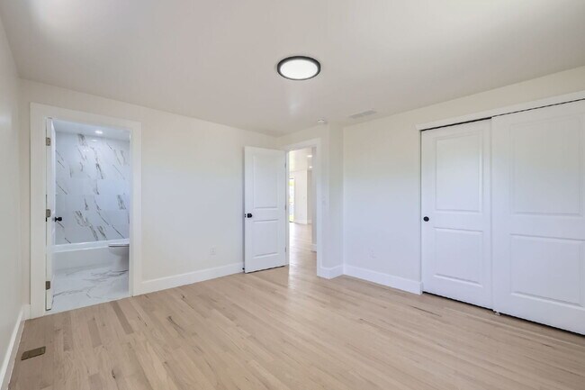 Building Photo - Beautifully Updated Duplex