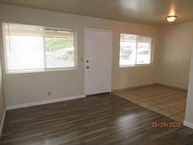 Building Photo - Cozy One Bed One Bath Apartment Near Downtown Santa Rosa! $1,600/Monthly