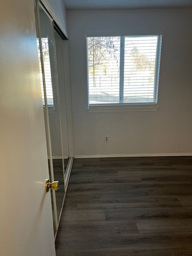 Building Photo - 2 bed 2 bath on ground floor W/D in Unit! ...