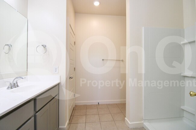 Building Photo - 744 E Diamond Dr