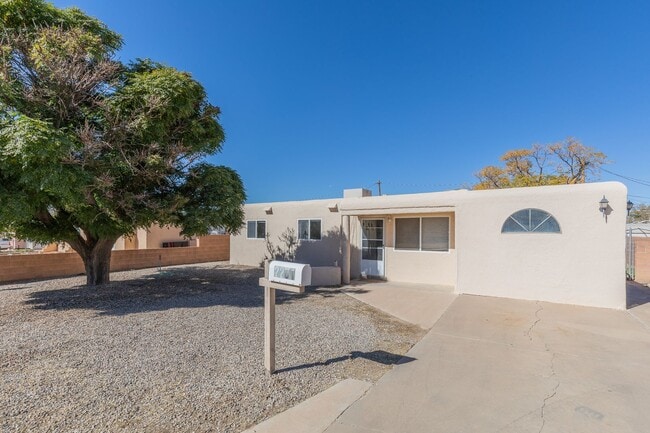 Building Photo - Conveniently located 3 Bedroom with Conver...