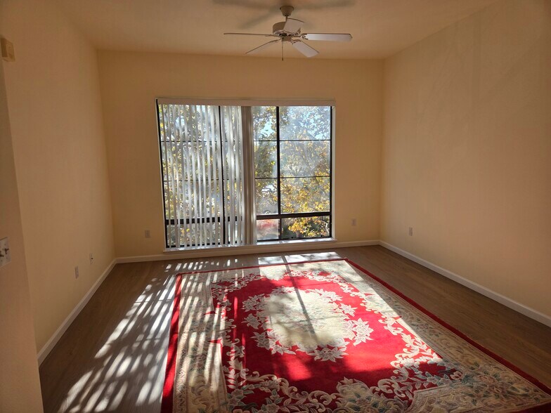 Livingroom W/rug - 1060 S 3rd St