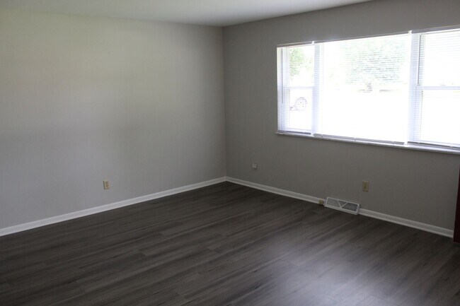 Building Photo - 2 BR Duplex in Avon!