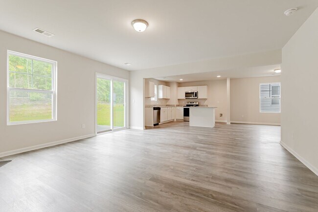 Building Photo - 5 bedroom Benjamin Floor Plan with a relax...