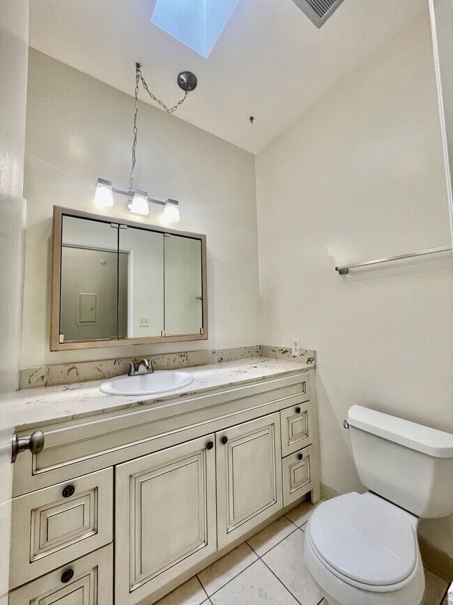Building Photo - 6174 Buckingham Pky