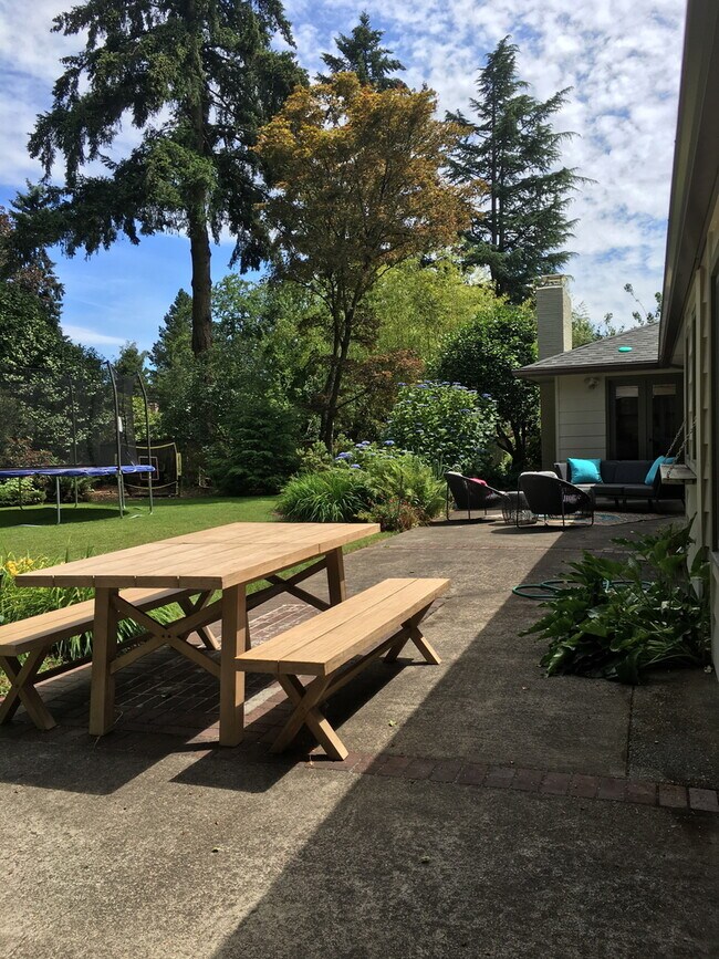 Building Photo - Lovely Mid Century Ranch in sought after West Slope neighborhood!