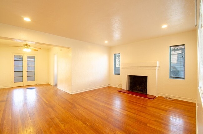 Building Photo - Iconic Sam Hughes Bungalow! Steps away from University of Arizona Main Campus!