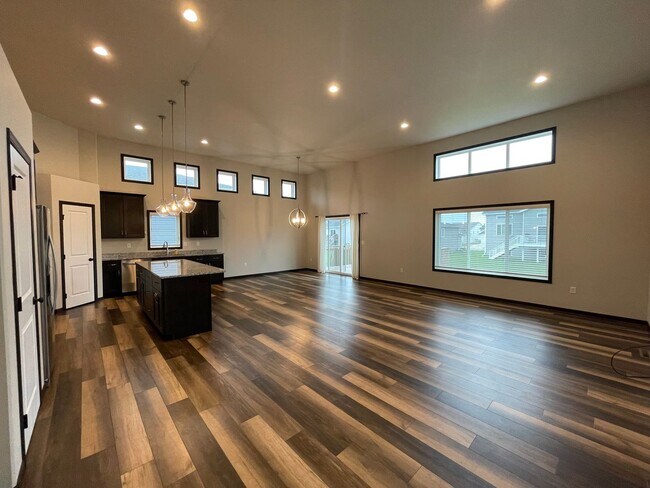 Building Photo - Spacious 4 Bed, 3 Bath Home in West Fargo