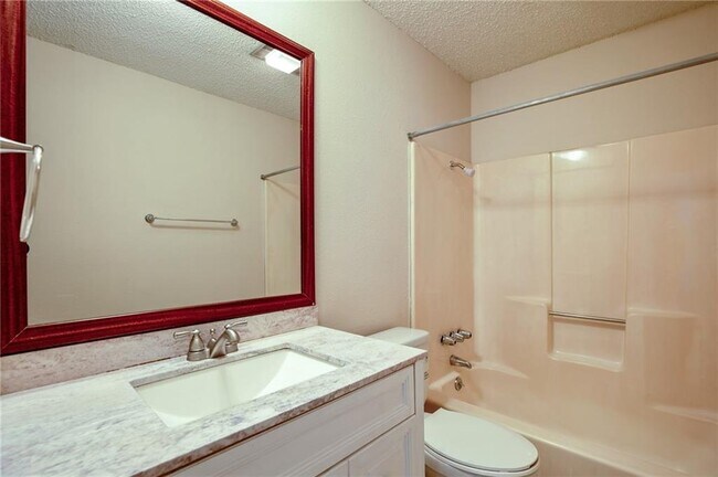Building Photo - 8807 Pineridge Dr
