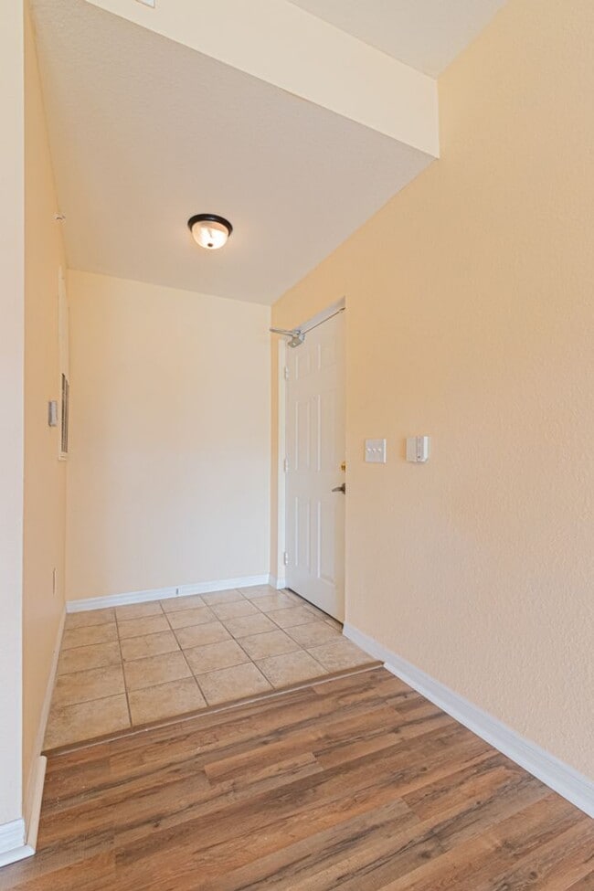 Building Photo - Ground-Level Comfort in North Naples – 2BR...