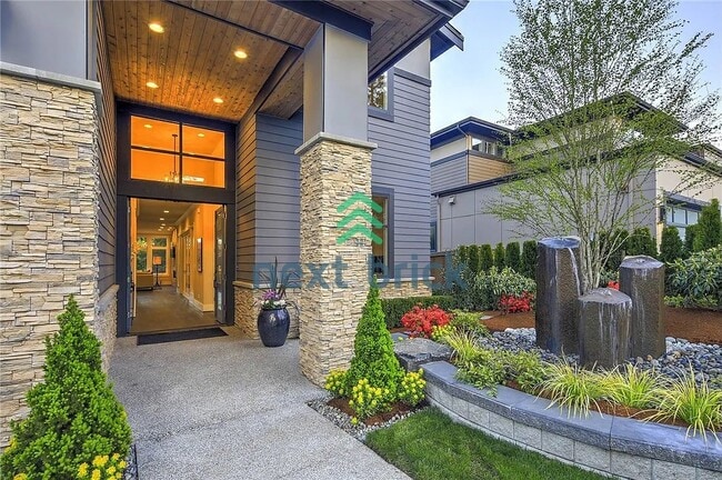 Building Photo - Luxurious 5-Bed, 5-Bath Oasis in Bellevue's Prime Location!