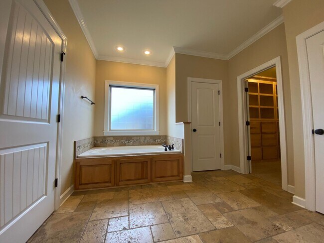 Building Photo - Shell Landing East!!! FRESH PAINT!!! NEW FLOORING!!!