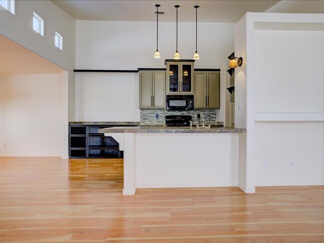 Building Photo - 3 Bedroom 2 Bathroom