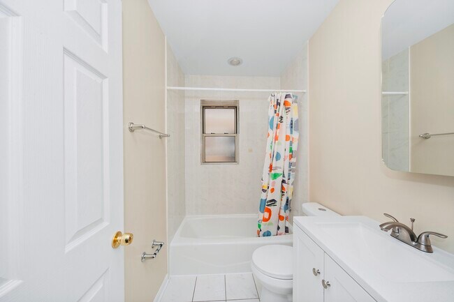 Building Photo - 1243 W Rosemont Ave